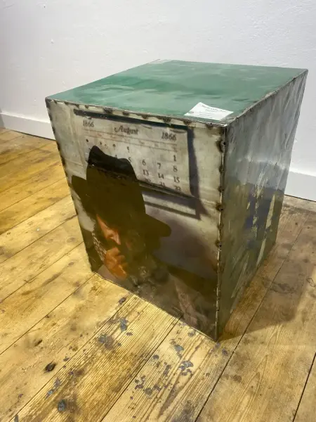 Artikelbild 4 des Artikels “Würfel mit gedrucktem Motiv, Bud Spencer 40 cm. Wird aus recycelten Ölfässern hergestellt “